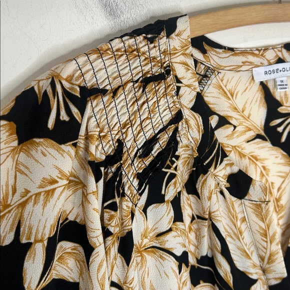 ROSE + OLIVE Black Ivory Smocked Floral Print Flutter Sleeve Blouse Size 1X - Picture 4 of 16